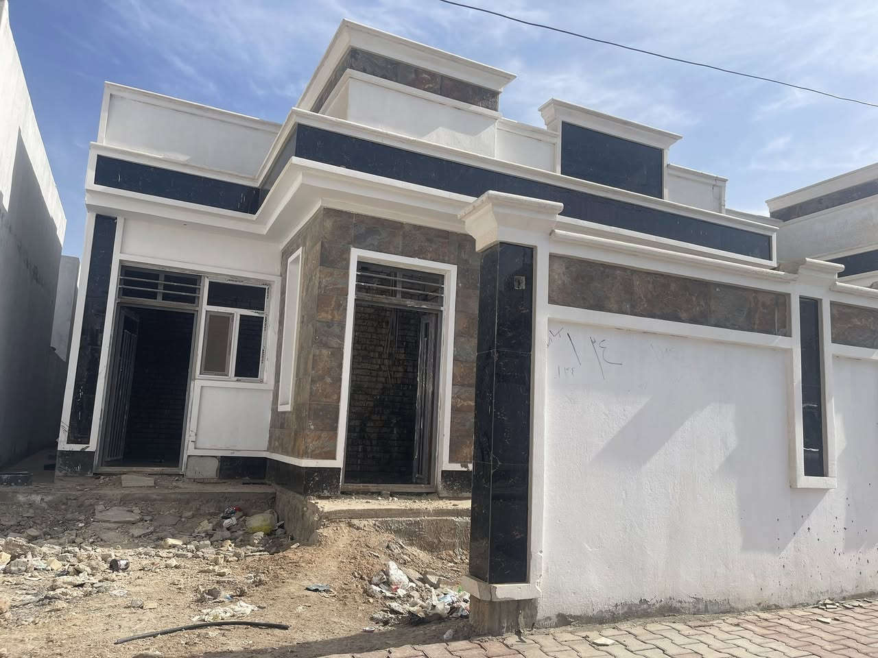 بيت ب٢٥مقدمه مجمع اليرموك مساحه ٢٠٠طابق واحد  نقص بس سيراميك شهر ويكمل تستلم مفتاح اكو شارع ١٥وشارع ١٠
التسديد عن طريق المصرف ٦٥٠ كل شهر السعر الكلي ١٥٠
مكتب كريم العبيدي 
***********
