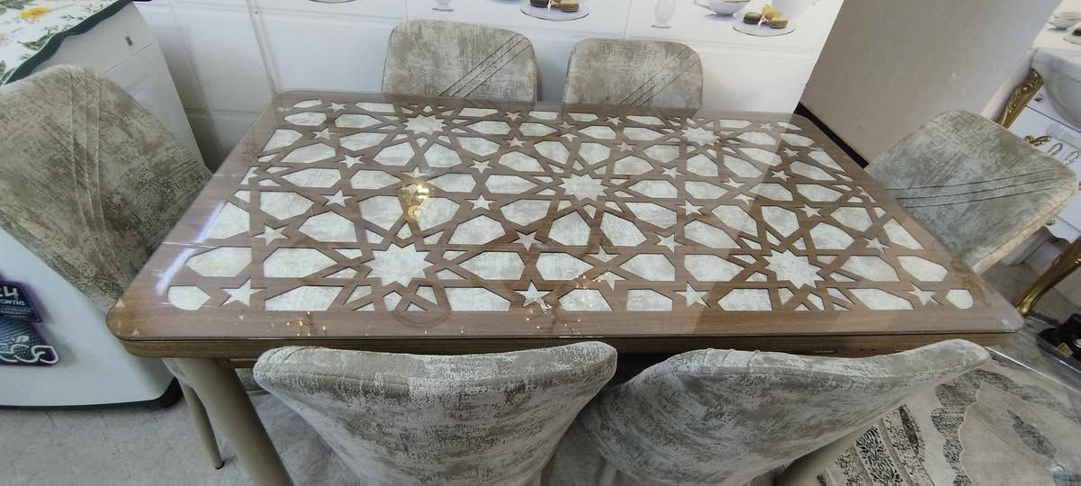 ميز طعام 6 كراسي مستعمل قليل اخو الجديد 
السعر 200 الف
 القياس 140 في 80
*********** كربلاء, العراق
