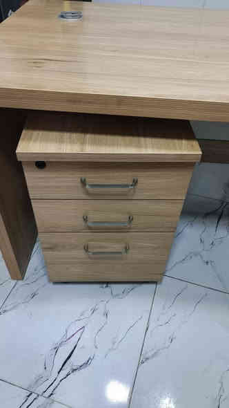 ميز مكتبي عدد2 مع ملحقات كل ميز ..السعر 350 الف دينار ثنينهن سويه  
للتواصل ***********  واتساب + اتصال
