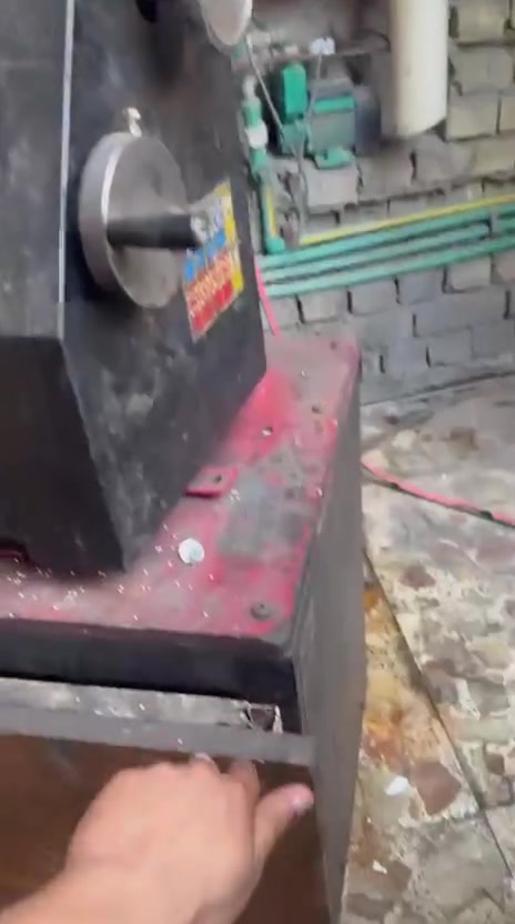 سلام عليكم تورنه للبيع كما موضع بل فيديو نضيفه مكاني بغداد بلديات سعر مليونين و 600 وهذا رقمي ***********
