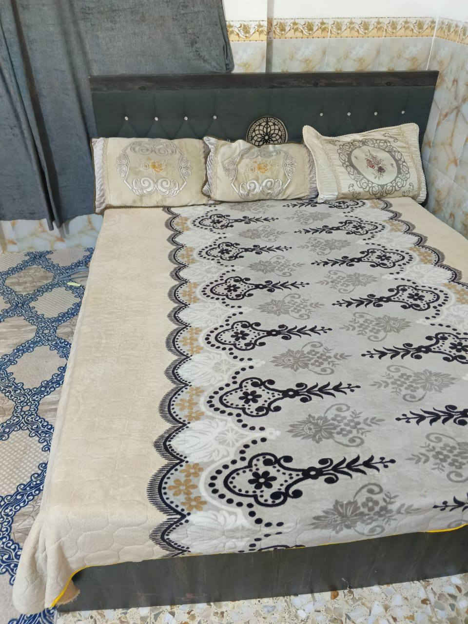 غرفه نوم اربع قطع بدون ميز تواليت كنتور وجربايه وكومديات ثنين للبيع كربلاء ***********
