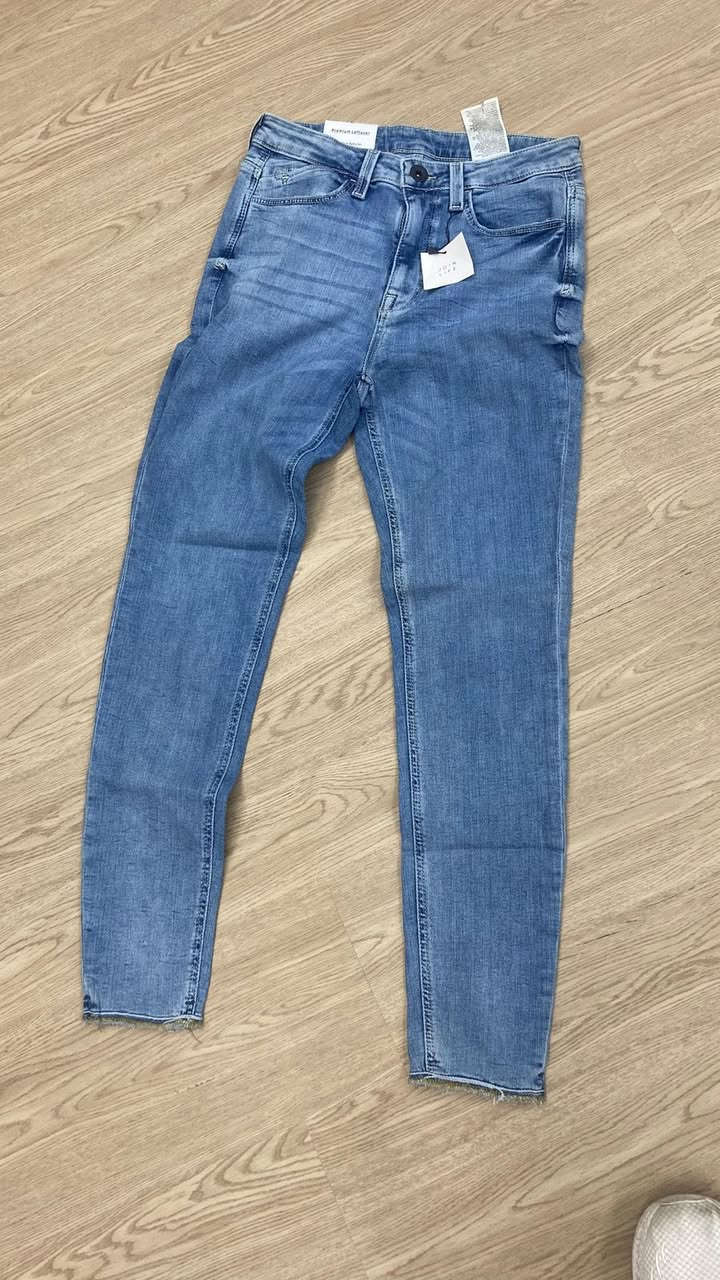 سعر البنطلون 2 دولار للقطعه الواحده واصل للمحل 
متوفر 55,000 الف قطعه بيع جمله 
للاستفسار على الرقم ***********
