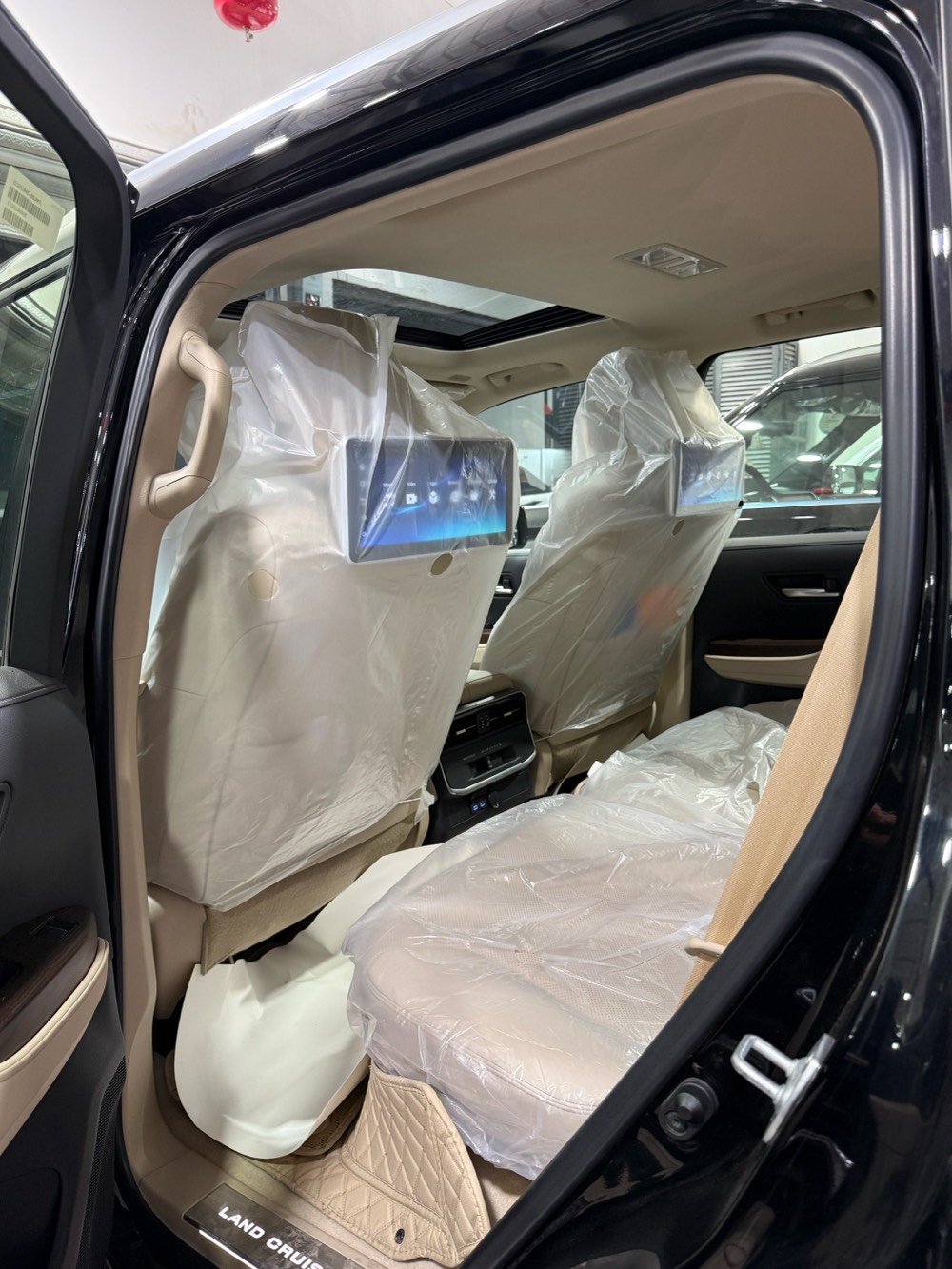 * لاندكروزر GXR لمتد بلاك ادشن 2024 رقم بغداد مستعمل 
* ⁠سعد العبيدي (7700637589)
* ⁠الموديل : 2024 
* ⁠الفئة: GXR / LIMTE بلاك 
* ⁠السعر (68.000 $) دولار 
* ⁠اللون اسود رقم بغداد 
* ⁠العدد (زيرو)داخل جلد (بيجي 
* ⁠محرك  6 سلند (4000) 
* ⁠لد شباك امامي 
* ⁠شباك امامي اسود بلاك 
* ⁠علامات البلاك الخمسة 
* ⁠ترايش ابواب اسود 
* ⁠كتابات اللمتد ولاندكروز الاسود
* ⁠سبايدر  خلفي شمعة
* دعاميات كت (لحاية) 
* ايرباك عدد (8)
* ⁠بصمة تشغيل بصمات ابواب عدد (5) 
* ⁠شاشة امامية كبيرة 
* شاشات خلفية عدد (2)
* ⁠كامرات عدد 4 (360 درجة) 
* ⁠فتحة سقف (سلايت) 
* ⁠كراسي الامامية كهرباء 
* كراسي الامامية تبريد 
* ⁠مقاعد (7) راكب دفع رباعي (4 * 4) 
* ⁠ثلاجة وسطية جنطة كهرباء 
* ⁠تشغيل عن شاحن واير ليس 
* ⁠حساس امامي خلفي 
* ⁠مري طي كهرباء ويل (20 انج)
* ⁠وباقي مواصفاتGXR المتد  البلاك المعروفة 
* ⁠السعر (68.000 $) دولار 
* بغداد - معارض النهضة - الشارع الثاني - شركة الخليج العربي هـ(***********)