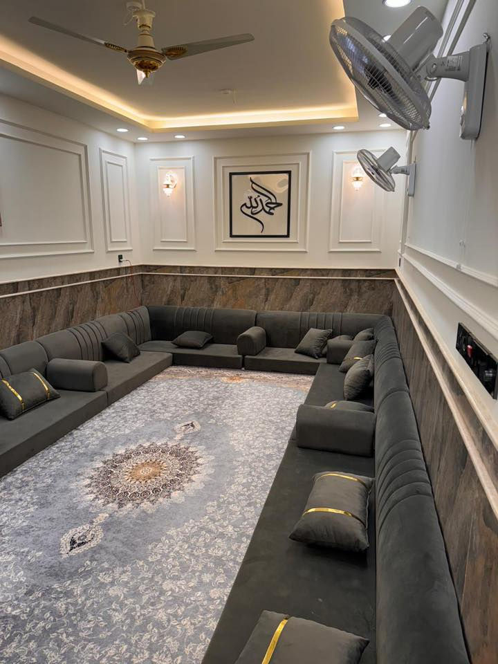 السلام عليكم 
دار جديد  للبيع 🏠 
موقع الدار  الكوفة -   مجمع سفير الامام الحسين ؏ - 
تفاصيل البيت : بناء البيت والخريطة تختلف عن باقي بيوت المجمع بي اضافات تغير سيراميك وماء وكهرباء وبيبان خشب وشبابيك وسقوف وتأسيس خريطة طابق ثاني 
المساحة 200م 
مطبخ
استقبال
غرفتين نوم
صالة 
صحيات بالداخل والخارج
كراج سيارة
حديقة 
مكشوفات ٢

خدمات جيدة : كهرباء ٢٤ ساعـة 
 الدار جاهز للسكن 

يبعد 300  متر عَنْ كورنيش الكوفة 
يبعد 1 كيلوا عن مسلم بن عقيل عليه السلام 
السعر الكلي215
السعر : 160  مليون  +  55 مليون للشركه تسدد  اقساط بالشهر400 
للاستفسار اتصل على الرقم واتساب +  
***********
البيت جاهز متبقي بالمجمع فقط التبليط مال شارع

ڪُل الخدمات موجودة وقريبة

بانزين خانة 
مدارس ابتدائية . متوسطة . اعدادية 
قريب عَلَىٰ الشط 
قريب عَلَىٰ جسر الحديد وجسر الكوفة 
يبعد عَنْ مسجد الكوفة مشي تقريبًا 15 دقيقة بحدود كيلوا واحد ﺎَو اقل 
مركز صحي
