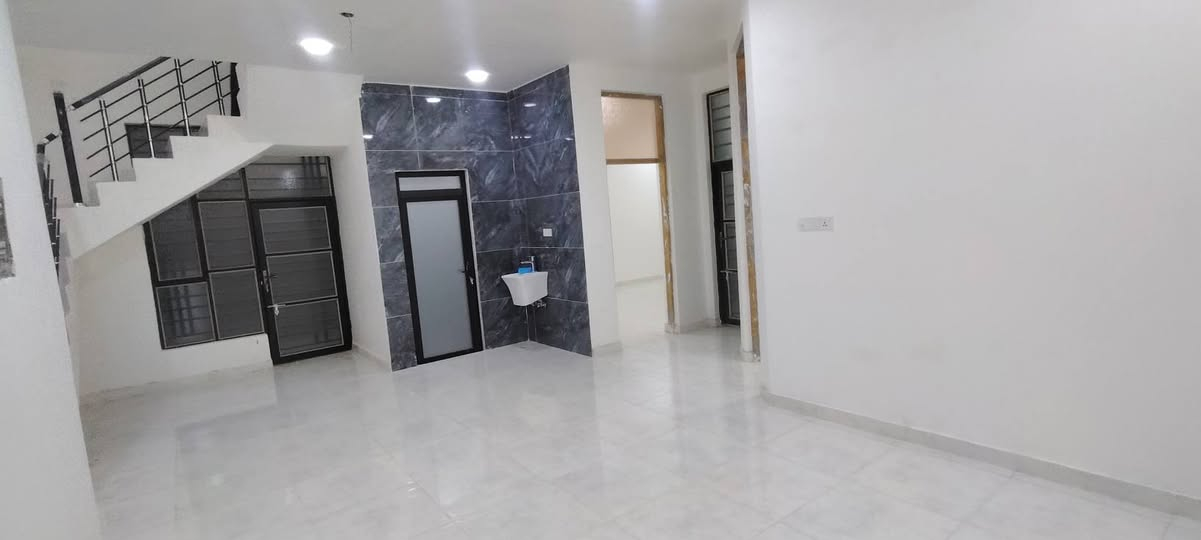 سلام عليكم دار للبيع حي الحكيم نزلة علاء قريب نزله رئيسيه بناء حديث مساحه 200 متر طابوق يتكون من غرفتين نوم مطبخ صاله استقبال قرب الكورنيش طابو زراعي سنه 25 السعر المطلوب 92 وبيها مجال للشراي للاستفسار مراجعه مكتب دلاليه حسن البيضاني ***********
