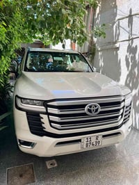 لاندكروز 2023 VX ساز ماشية 30 الف مغلفة بالكامل PPF مكفولة من البارد و...