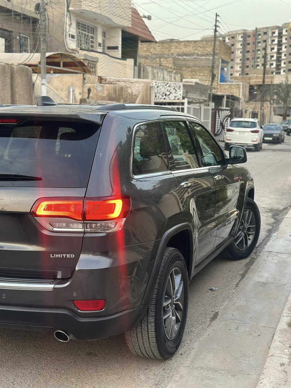 السلام عليكم  جيب امريكا لمتد فول موديل 2020 عل ايدي سيارة مريكا ماشي 35وهسه ماشي 58 الف  السيارة فول
حدثه كلش خفيف  مواصفات شاش كاميرا نفكيشن ستيرن بانوراما  لمتد فول سيارة واحد عل واحد السيارة ￼كهرباء كراسي كهرباء جلد تدفئة تبريد صندوق كهرباء فور ويل شفتات مري جانبي رادار جانبي توقف ذاتي باقي المواصفات معروفة والرقم بغداد 
اتصل عل واتساب ***********
