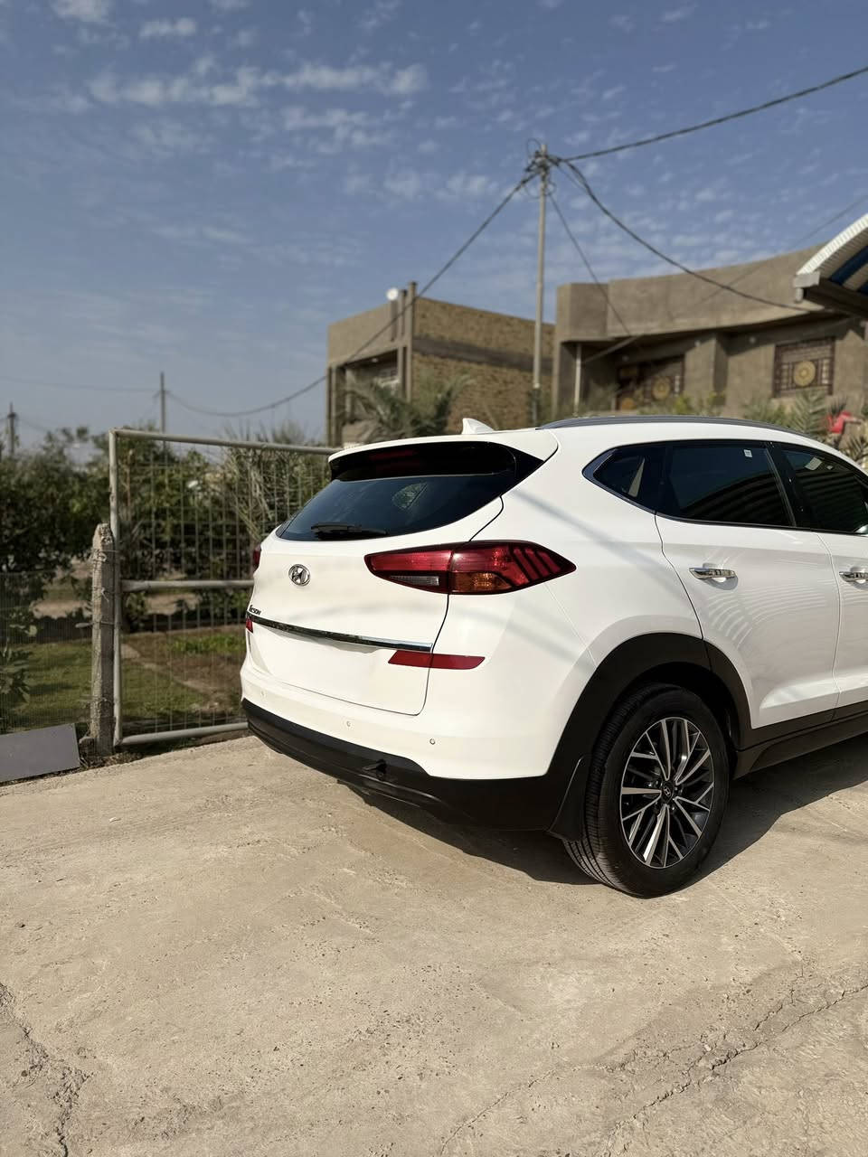 سلام عليكم ورحمة الله وبركاته 
توسان 2020 خليجي 
سياره مكفوله بس بيه تكحيلات مالت شخوط ما بينات قليلات 
سياره فول موصفات عده بنرامه 
بصمه تشغيل بصمت أبواب تخم تاير اصلي 
حساسات كأمره دواره مري شفت تحكم استيرن شباج لد 5 راكب قطعتين تبريد ومواصفات معروفه 
الرقم بابل إنكليزي تحويل ثاني يوم سنويه جديده 
رقم هاتف *********** 
السعر 205
