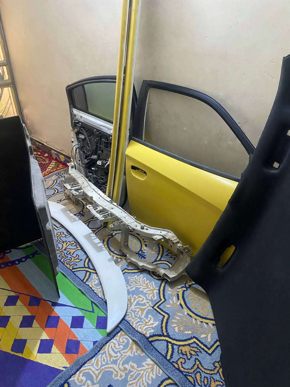 غراض جارجر للبيع 
بيبان ٢ مال موديل ١٨ 
بدنه مال ١٨ تجاريه بدون اي كسر
دوس بلاديات
بطانه مال باب سايق جديده 
سبايدر مال ١٨
تنته مال ١٨ جديده
فرشه جنطه 
مكاني بالناصريه (***********)
