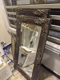 للبيع ميز حلاقه يجي قطعتين باقي اخر قطعه مع مسطبه انتضار وعندي مري جان...