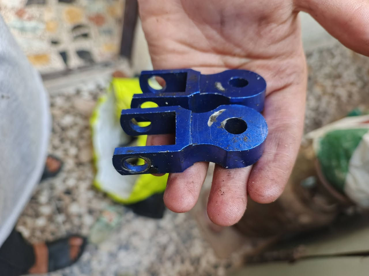 السلام عليكم غراض دراجة نوع GTRرقم ***********
