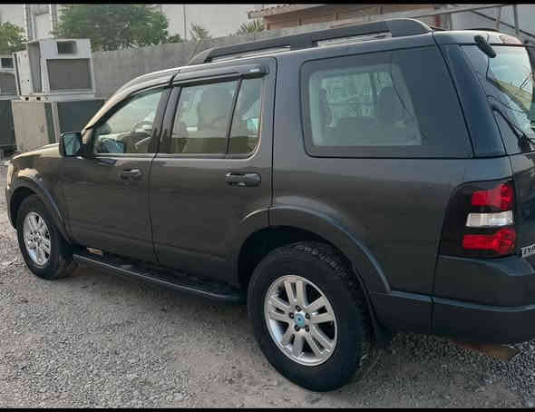 السلام عليكم فورد اكسبلور سبعه راكب شركه نيڤا للبيع فقط
موديل:  2010 تدفئه وتبريد ثلاث قطع شاشه وكامره حجم المحرك: 6 سلندر 
‏ بدون ضرر او صبغ (كلين)
كير محرك كفالة بدون اي نقص‏
سعرها 115//// بيه مجال قليل السوك كلشي بي ////  تعال شوف بعيونك اني خادم الك // مكان السياره سامراء////// ***********
