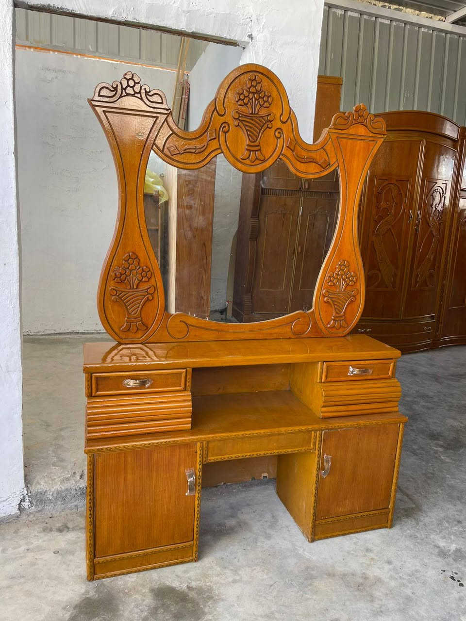 السلام عليكم غرفة 6باب صاج وجه وكفى نظافة 80% السعر 650 مع النقل والشد العنوان النجف الاشرف الحيدرية خان النص رقم الهاتف ***********
