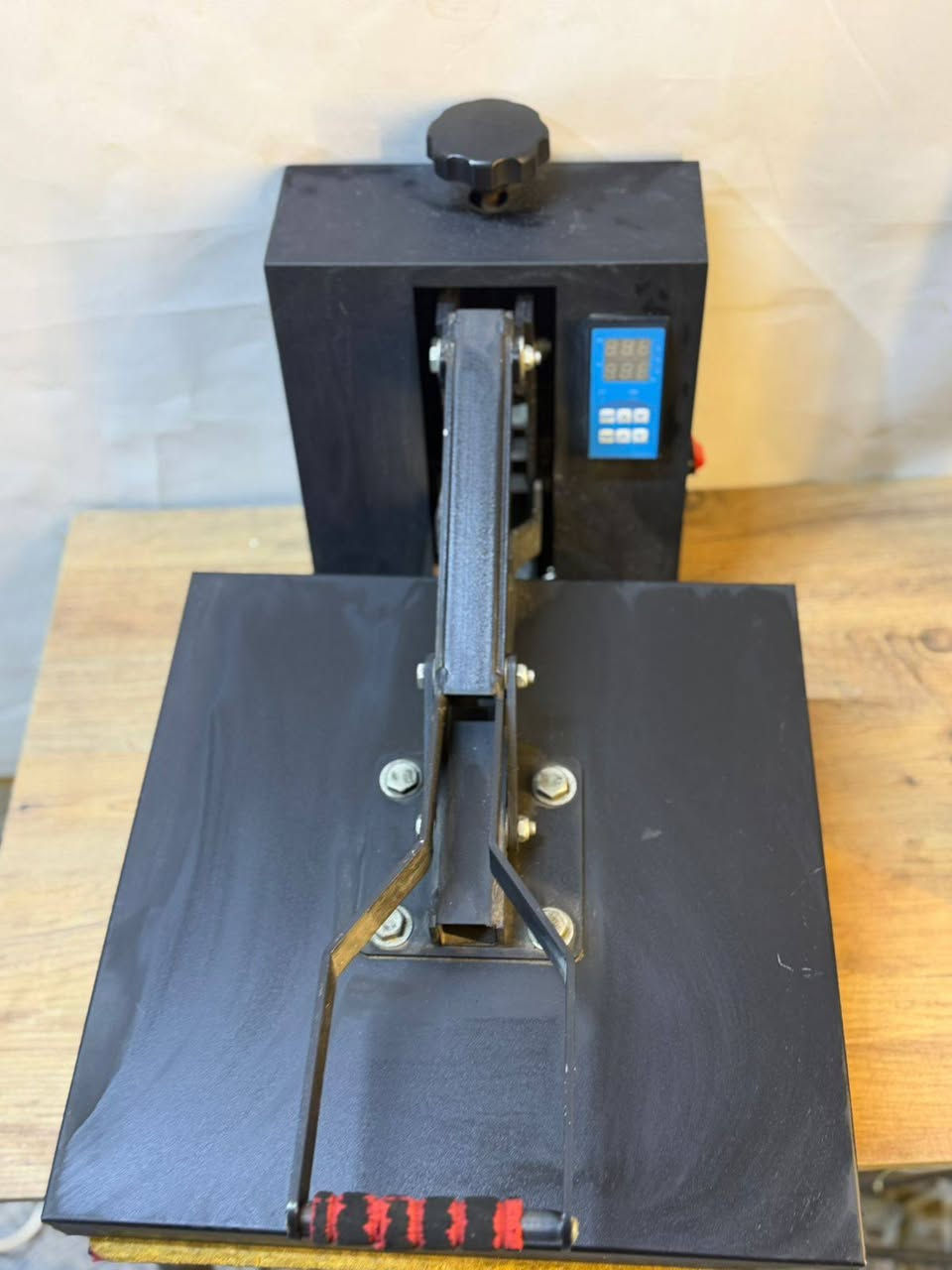 ٣٨في٣٨ مستخدم
المكبس شغال  وينطي طبع كلش حلو
السعر ٢٥٠ الف 
للتواصل 
***********
