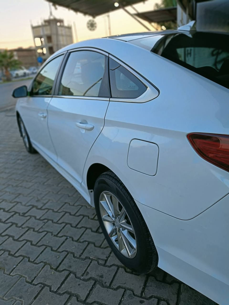 سوناتا .. موديل. 2018 .. SE ..... (اليبل واحد)
محرك 2400 ...GDI 
ثلاث انظمة قيادة (Sport -Normal - Eco ) 
تحكم جهتين 
مثبت سرعه (Cruise) 
شاشة كبيره 
رادار خلفي+ جانبي 
منظومة انارة زينون شركة ابرايد ( Bright ) 
محرك أو كير او حجر بيئة أو حداديه كله مكفول 
صور الحادث ورقم شاصي موجود داخل صور 
(ملاحظة) بيه مكان تقشير بوجه القماره ومصلحه او البنيد بيه تقشير ومغلف فابلوم الاماني 
السعر ب 133 أو بيه مجال 
العنوان نجف حي سلام شارع العين قرب كراج بغداد 
الاستفسار اكثر اتصل ***********
