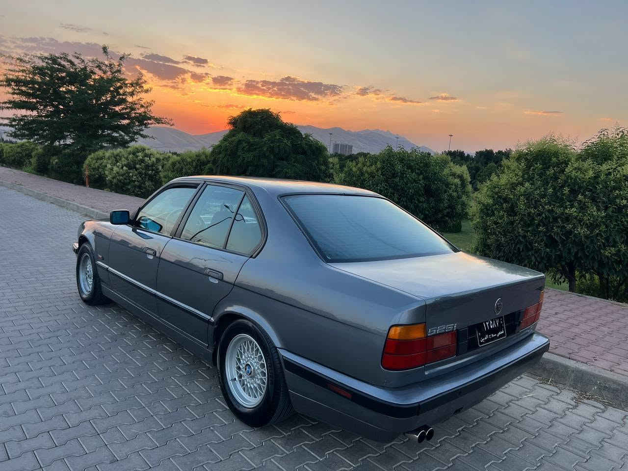سەرەتا بەناوی خوا ماشاللە لەماڵی هەموو لایەک 
BMWبۆفڕۆشتن 
نموونه يي نيه له جوانيا 
مۆدیل 1991 ئارم پلاستيكي سليمانيه به شه رتي ئارموو ئه وه لياتت و مووس و براوه ش 
مکینە 525 كه پس ديجيتال گیڕ عاديه   به شە رتي گيرو مه كينه هه لمي ده ميشي نيه  
ته بريد ساردو گه رمم له سه ر سويچ❄️❄️❄️❄️❄️
كاره باهي هه مووي ئيش دكات  
دوو جام كاره باهيه قفل مه ركه زيه لايت زينونه سيدي هه موو شتيكي مزبوتت 
گيچه كاني هه مووي ئيش دكاتت 
 چوار تايه و ويلي لوك لوكه 
تازه پيشوو دواهي داگيراوه
سه ياره كي تا بليت توندوو تووله چركه ي تيا نييه  مالي دووسته 
هيچ ده عمو ليدراوي نيه پيشو دواهيي كه پسه 
نرخ (( 38گه لا معاله برايانه)))
***********
*********** 
له سليمانيه سياره كه ئالوو گور ناكم
