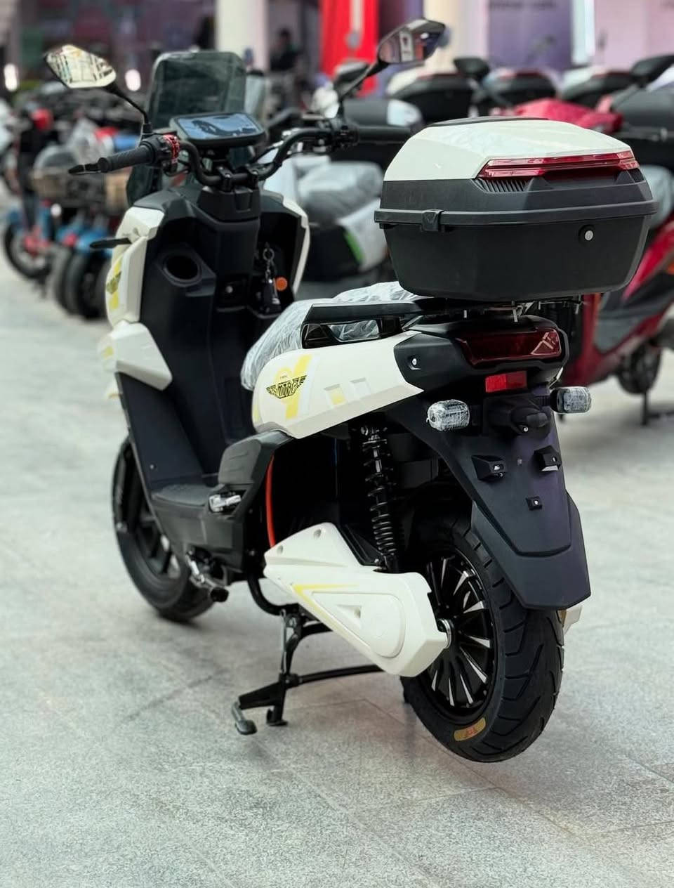 السعر: مليون ٦٠٠ 
البطارية ليثيوم
بطارية 72 فولت - 604 42Ah
مزودة بكارت ذكي لعرض معلومات البطارية
المحرك (الملف):
ملف نحاس مطور
قوة 2000 واط
قياس شفت الملف: 27
قياس أطار الملف: 12
الشاشة :
شاشة ديجتال حديثة
قارئ شحن واضح
الأداء:
السرعة الفعلية : 80 - 85 كم/س حسب الوزن
تتحمل أوزان لحد 300 كغم
الأنظمة الذكية
نظام الرجوع للخلف
مثبت سرعة
بلوتوث
ثلاث سرعات
نظام التشغيل:
بصمة
کارت
مفتاح
منفذ USB للشحن
الإضاءة:
لايت أمامي عدسة قوية جداً
الراحة والتجهيزات
ستان جانبي
ستان تعليم
صفاحيات للراكب الخلفي
لايت عالي + ناصي
الضمان:
سنة كاملة ضمان
على الملف
على العقل
على البطارية


**إذا كنت صاحب هذا الإعلان وتريد حذفه لأي سبب، رجاءا أرسل رسالة إلى الدعم الفني**