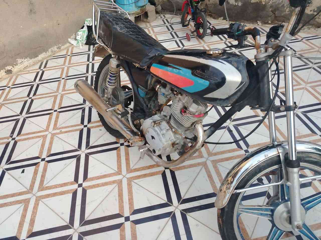 السلام عليكم عمي دراجه للبيع بارت أدوات وكفوله من العشاير ول سرقه دراجه شغاله وصوته ناعم لا تبخير لا تنقيص السعر 230 وبيه مجال مو شراي لا يتعبني مكان غراف ***********
