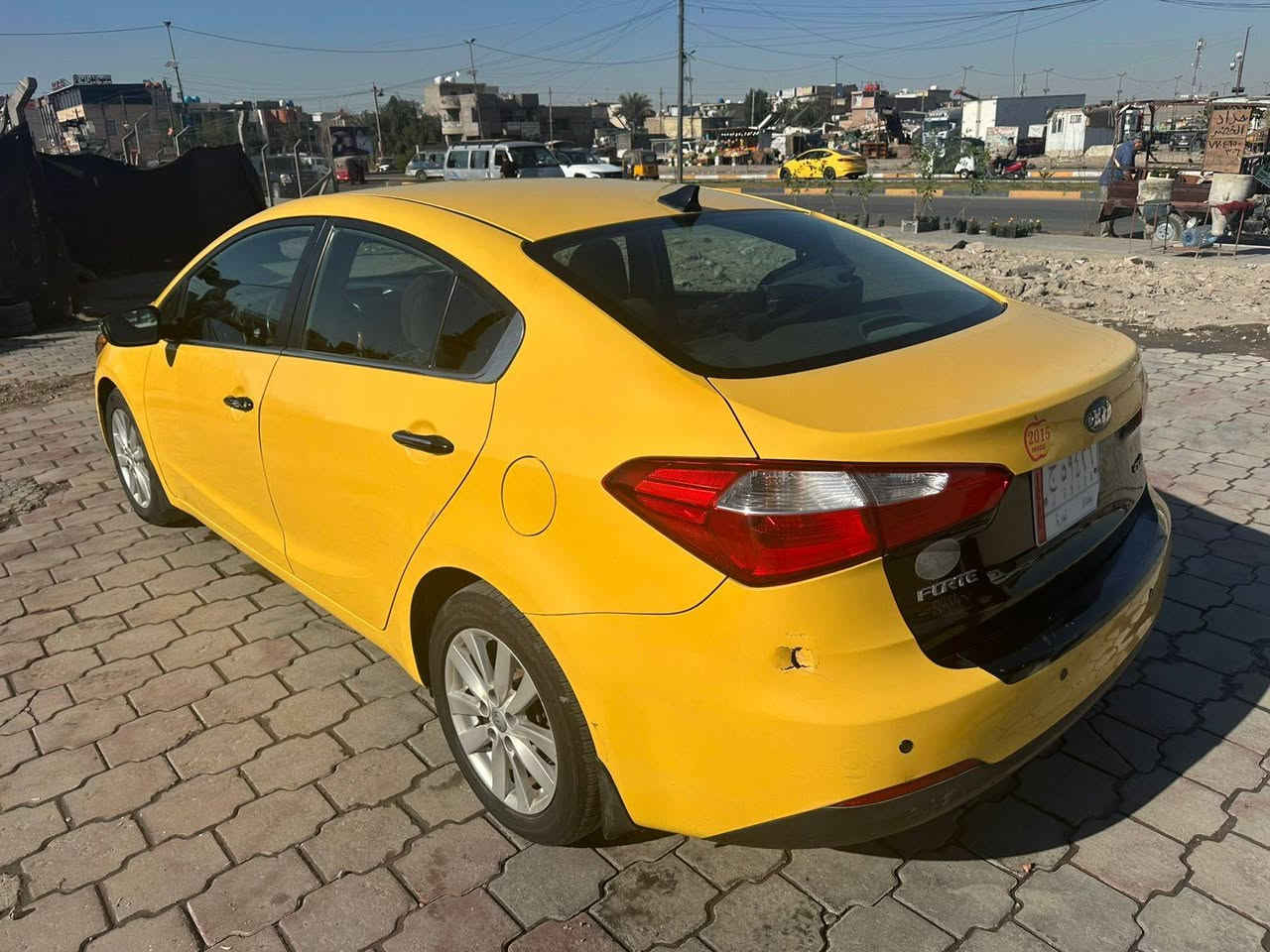 السعر 100
فورتي 2015 وارد امريكي حادثها بس خشم الجاملغ الامامي بدون دواخل خلاص شرط
محرك ٢٠٠ جي دي اي جديد مامفتوح ابلادي
صدر امامي خلفي جديد جاهزه للشغل
تبريد ثلج
مواصفات نص فول مري شفط 
مكاني حي اور قرب جامع الفردوس *********** بغداد
