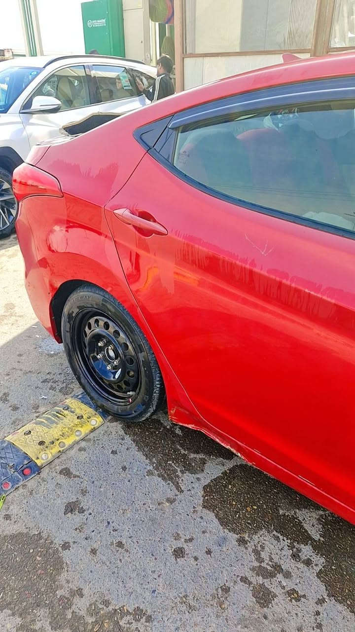 السلام عليكم
النترا 2013 امريكي محرك 1800 رقم بغداد صور الحادث مع الصور 
السعر 97 ورقة 
مكان السياره بغداد 
رقم تليفون ***********
