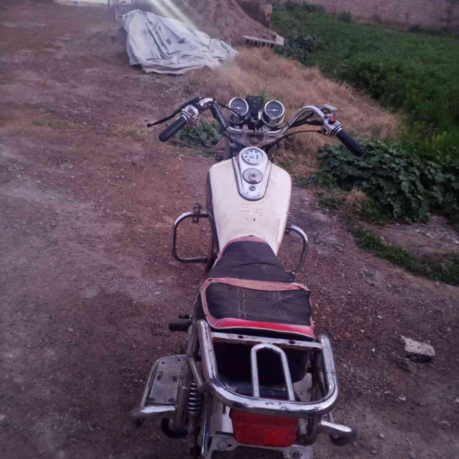 السلام عليكم
دراجة للبيع 
جوندة 2017. 
أوراق اصولي
دراجة نضيفة. مكينة. دبل بلكك. 
كهربائياات.  مكفولة 
مكينة مكفولة 
مكان شهربان سنسل 
ه ***********
