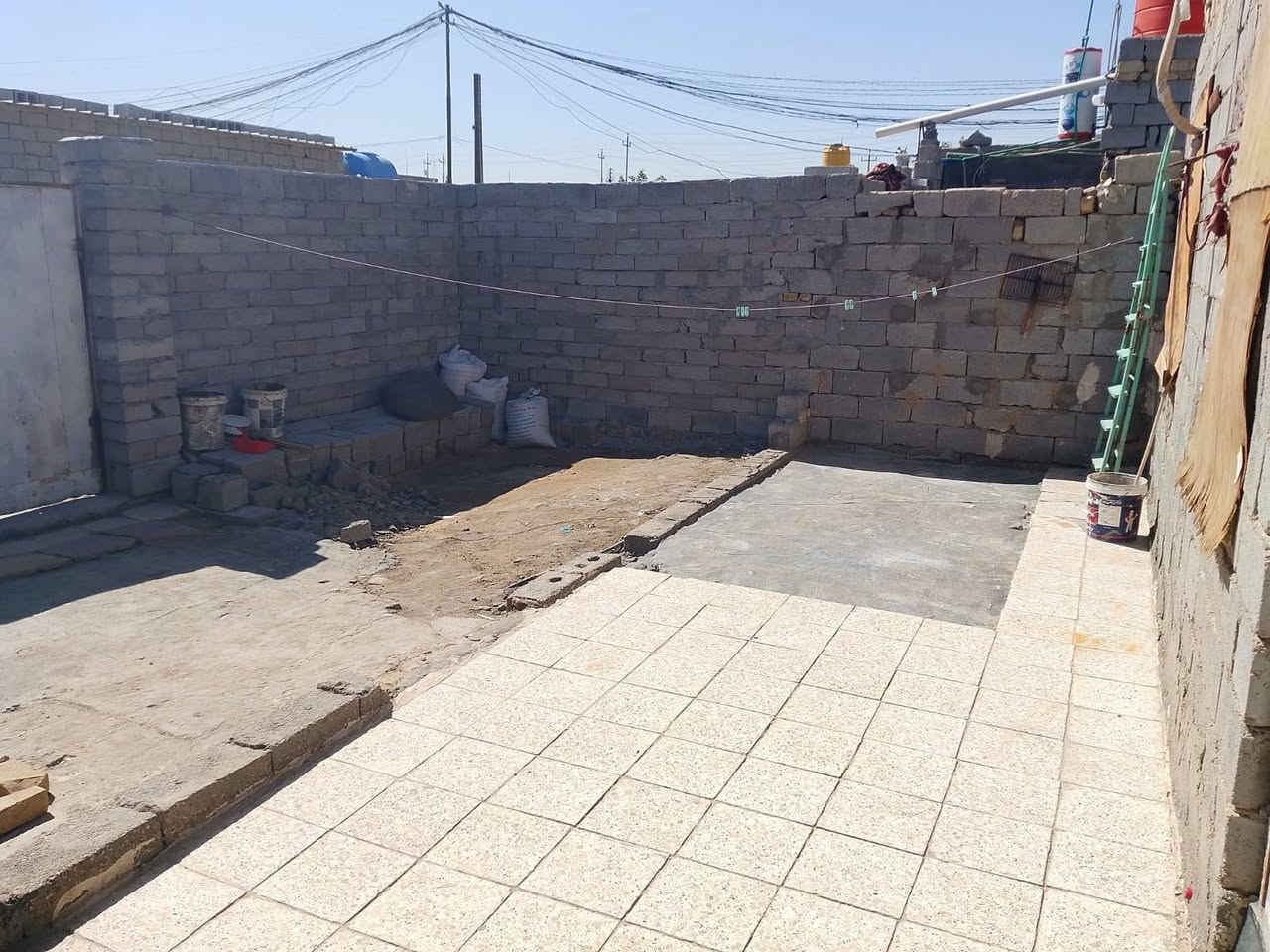 بيت للبيع في الناصريه حي التضحيه
قرب مدرسة السلام، بيت حواسم بيه وصل بلديه 
مساحة,180 متر ، مناه بلوك عكاد 
بيه طاره جبيه ومطبخ وطاله وغرفه وحمام تواليت سوه 
سعر 22 مليون 
،***********،
