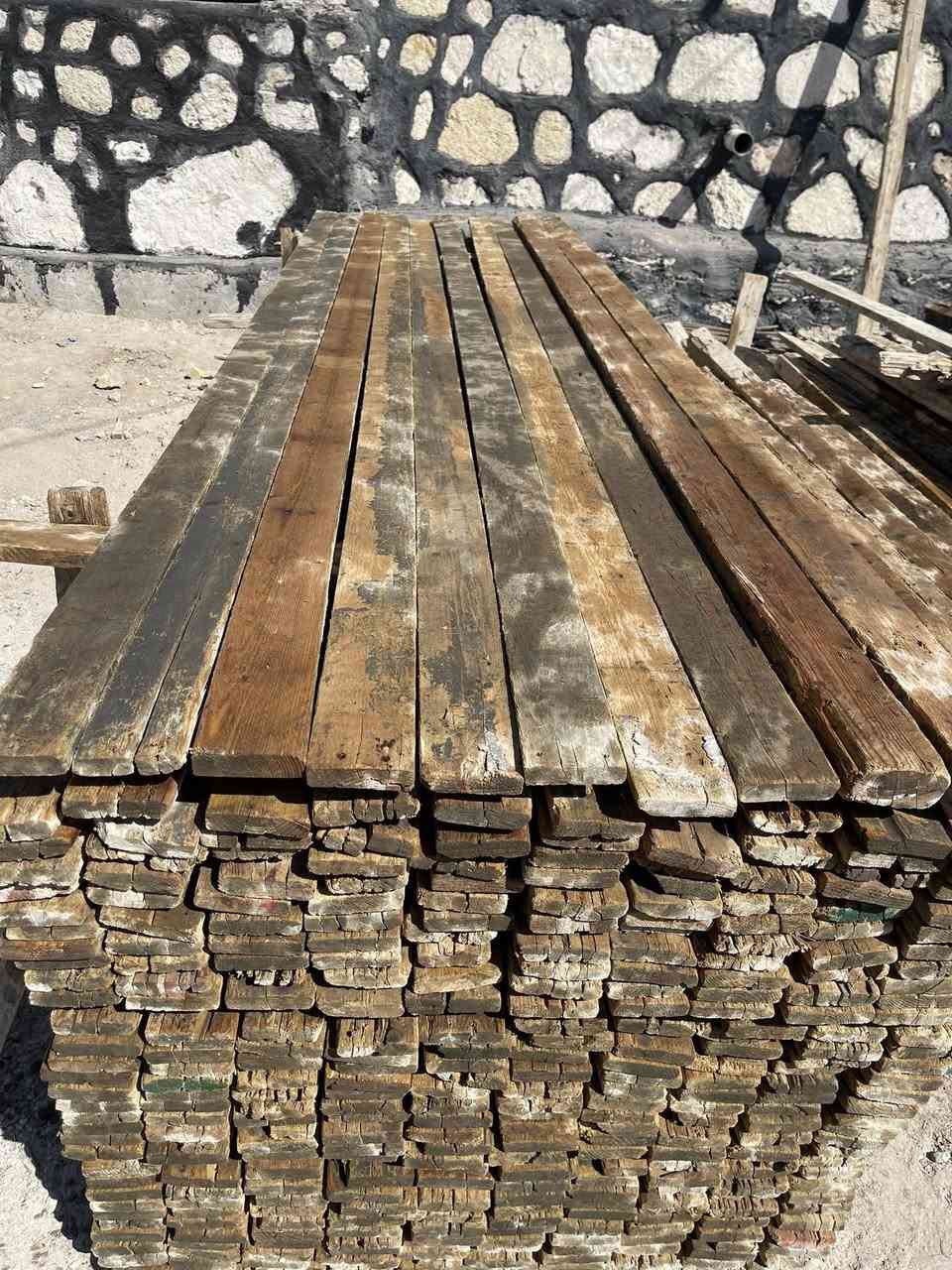 قالب خشب للبيع يدك 200متر المكان حله بسعر مناسب ***********
