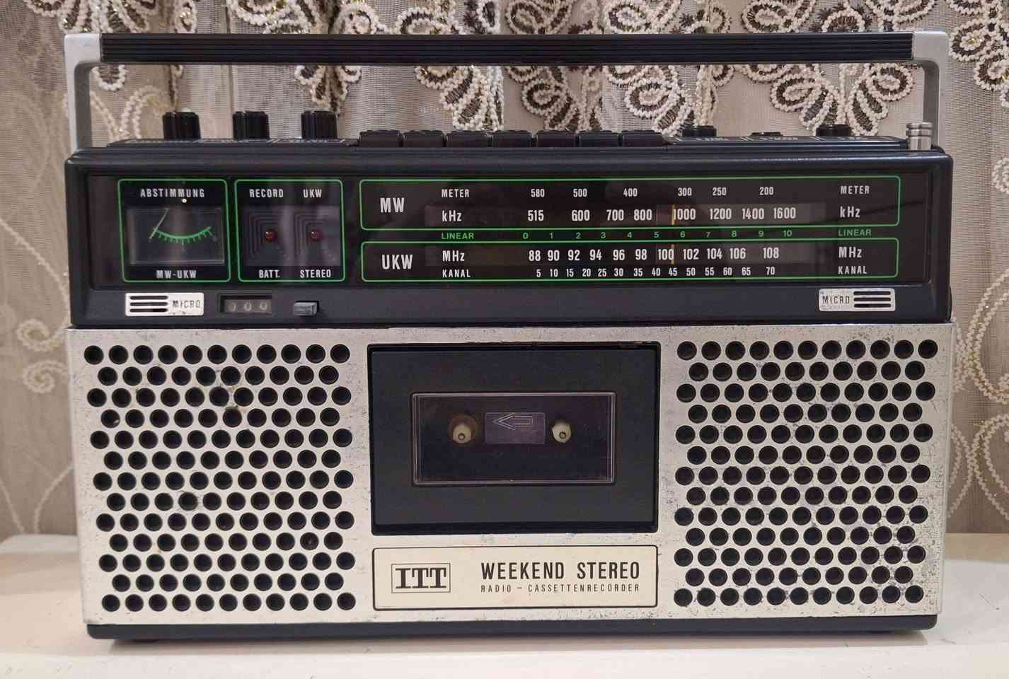 رادیو مسجل  ITT الماني اصلي    جهاز نضیف جدآ    كامل شغال 
صوت عالي ونقي  انتاج 1978
يعمل على الكهرباء 220 فولت  المباشر او بطاريات عدد 6 کبیر 
موجات رادی  FA  MW 
توصیل للکل محافظات  العراق  للحجز مراسلة الصفحة او مراسلة واتساب على الرقم ***********
