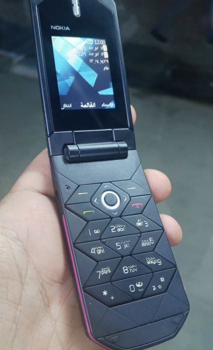 سلام عليكم موبايل دفتري بهالشكل هوة وكارتونتة وملحقاتة سعر القطعة25 عندي تقريبا5قطع مكاني بغداد شعلة توصيل ماعدي***********
