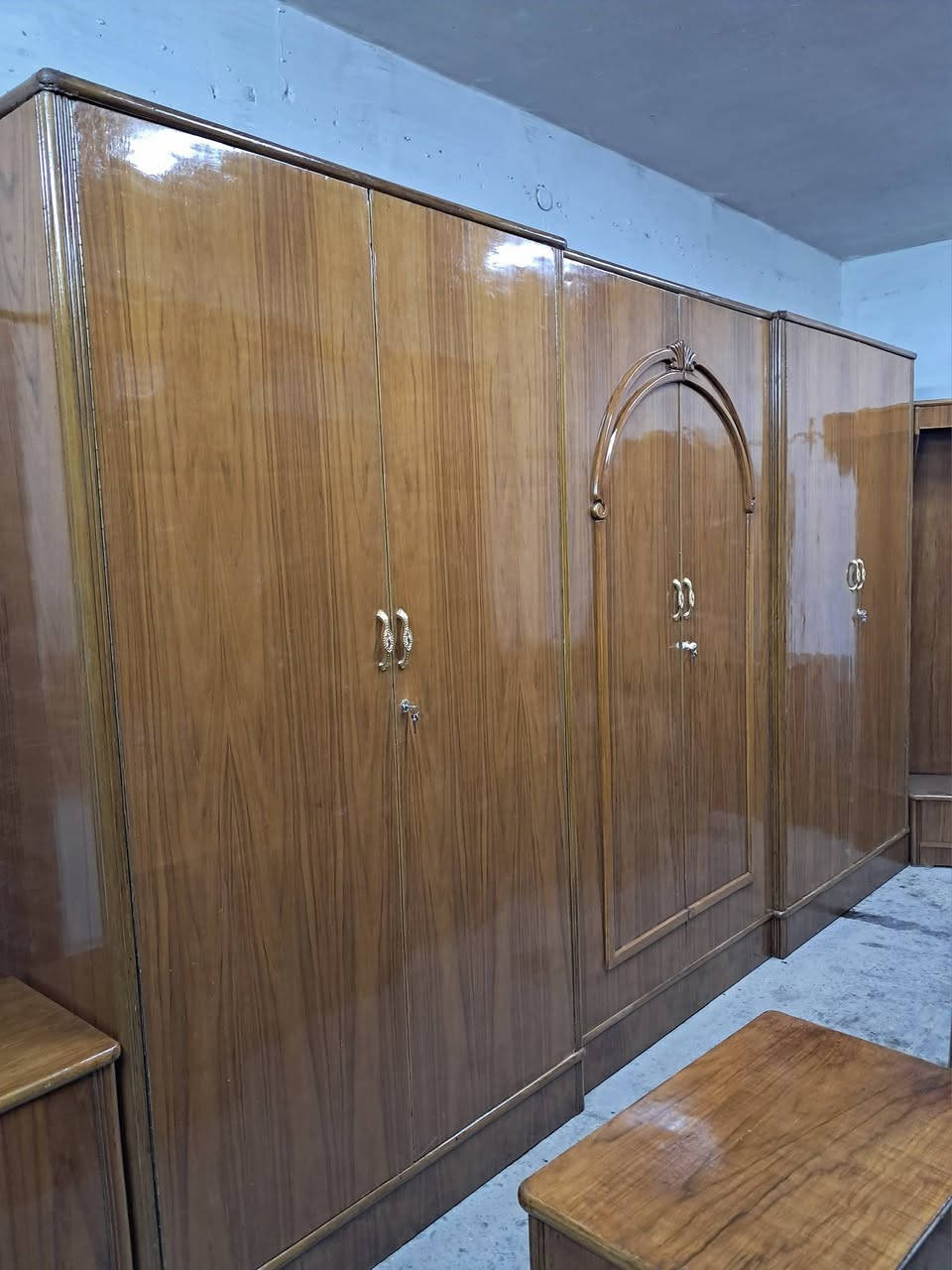 غرفه نوم ست أبواب داخل وخارج صاج ضهر جرجوبه ارتفاع الكنتور مترين وربع دنك زان مصري الغرفه ثكيله كلش اي استفسار خاص او الاتصال *********** اتصال
***********واتساب
