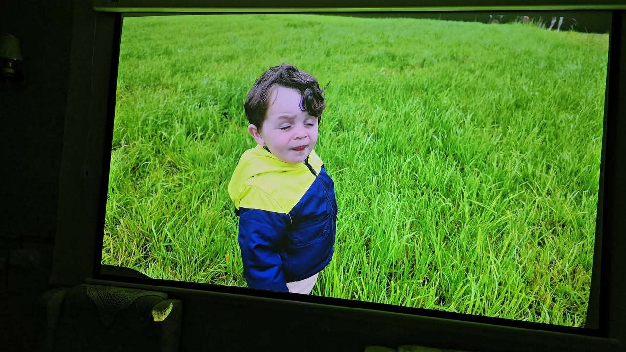 ما هي أهم ميزات Formovie Cinema Edge؟
يتميز Formovie Cinema Edge بعدة ميزات رئيسية:

1. دقة 4K UHD (3840 × 2160) التي توفر جودة صورة عالية وواضحة.
2. خاصية Ultra Short Throw التي تتيح عرض صورة كبيرة من مسافة قصيرة.
3. شاشة كبيرة تصل إلى 150 بوصة.
4. نظام صوتي قوي بقوة 30 واط مع تقنيات Dolby Audio وDTS HD.
5. نظام تشغيل Android TV الذي يوفر الوصول إلى آلاف التطبيقات مثل Hulu وHBO Max.
6. اتصال لاسلكي عبر Wi-Fi وBluetooth، بالإضافة إلى منافذ HDMI وUSB.


**إذا كنت صاحب هذا الإعلان وتريد حذفه لأي سبب، رجاءا أرسل رسالة إلى الدعم الفني**