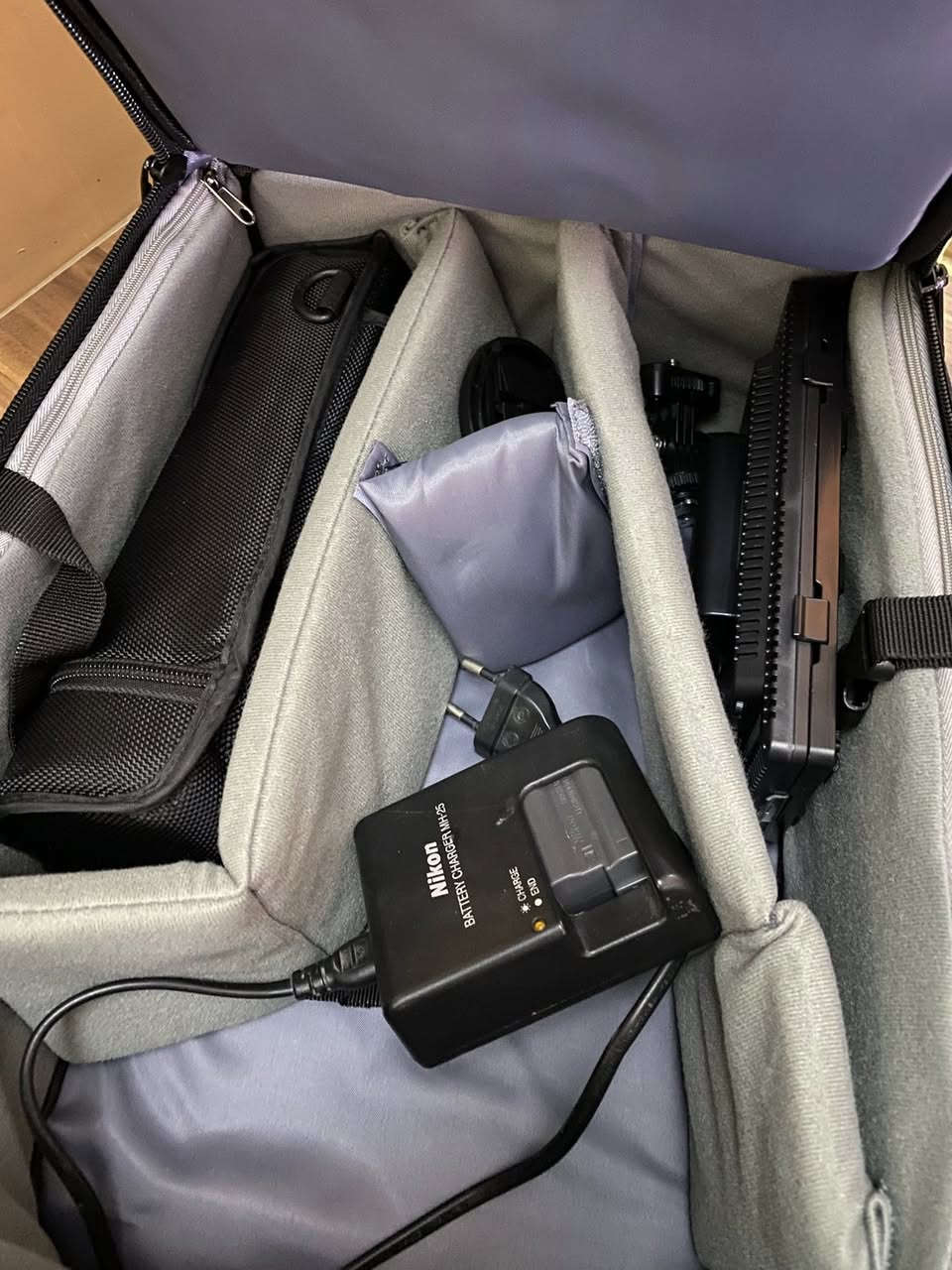 السلام عليكم كامره نيكون D7500 جديده وياها فلاش فديو وفلاش تصوير خارجي  مع غراض كامله وادبتر نقل السعر 950 الف مكاني بغداد الدوره الشراي يتصل *********** مموجود عل فيس
