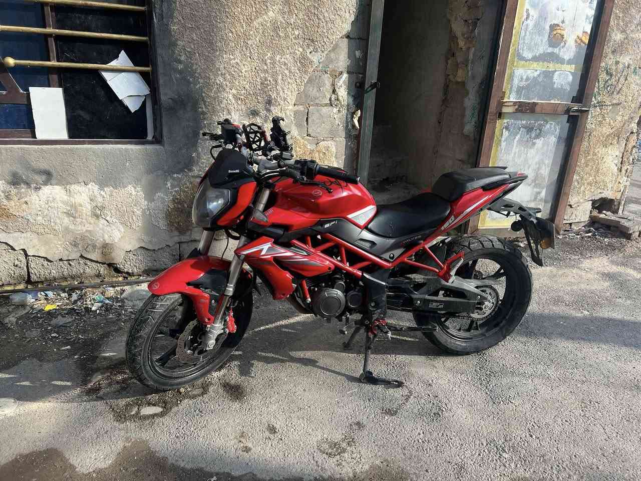 السلام عليكم للبيع بنلي
1 _حجم المحرك 150ss
2_ مرقمه كامله رقم انكليزي 
3_ الدارجه فول نضافه مكفوله كفاله عامه
4_ عليه صالنصه رياضي الصوت طرب
5_ تجي تفحص وجيك  للاخير 
6_ مكان الدراجه البياع 
7_ السعر 2800 الدراجه كفاله عامه
8_ الرقم *********** واتساب فقط
