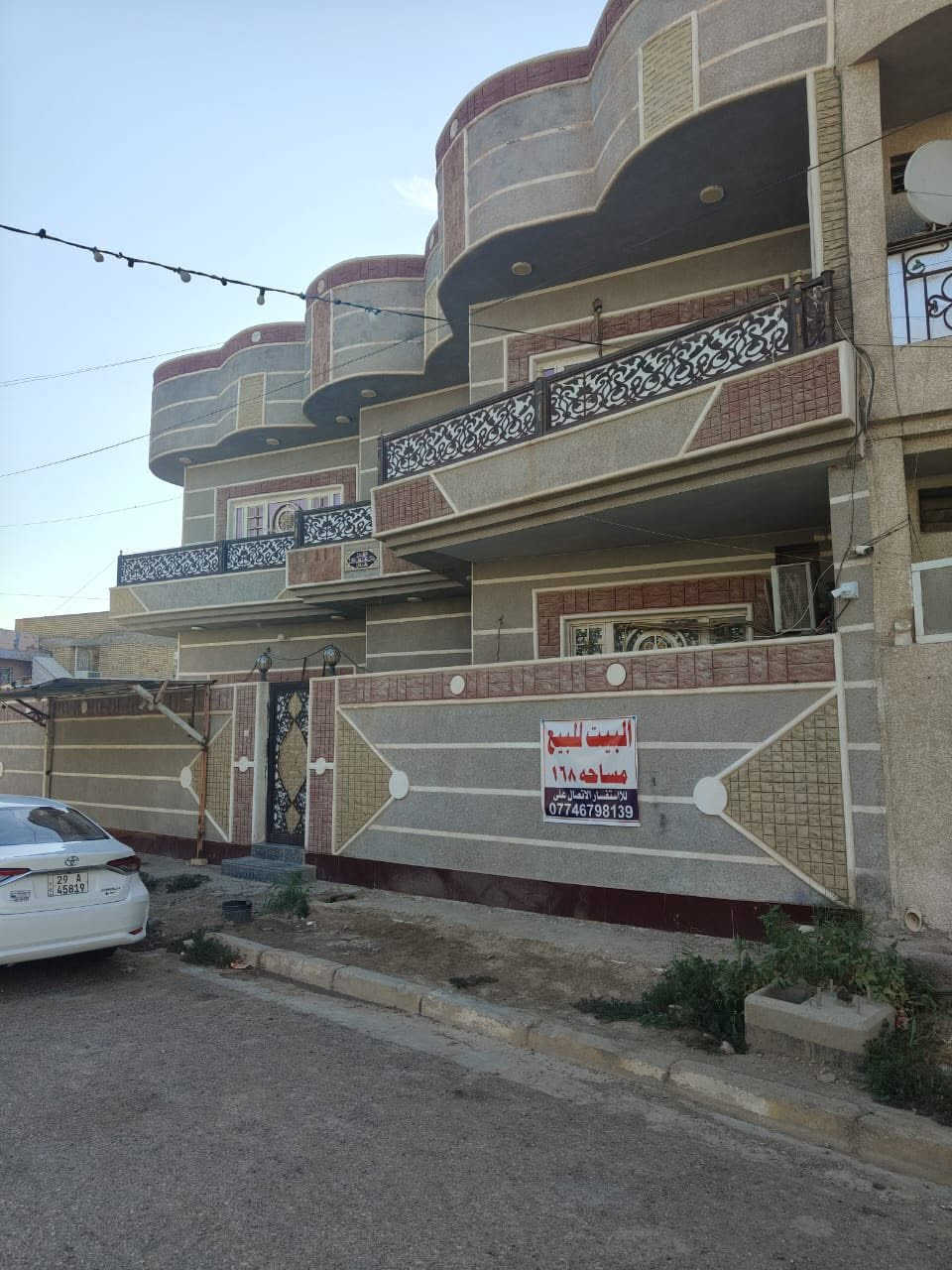 السلام عليكم
بيت في منطقه الحاوي ركن 

مساحه البيت 168 
بناء 🔨 جديد 
يحتوي البيت الطابق الأول 
غرفه نوم 1
مطبخ 1
هول1
استقبال 1
وحمام والمجموعه الصحيه 
والطابق الثاني 3 غرف نوم 
وهول وحمام والمجموعه الصحيه 
والثالث غرفه وبيتونه 
للاستفسار اتصل ‭0774 679 8139‬
