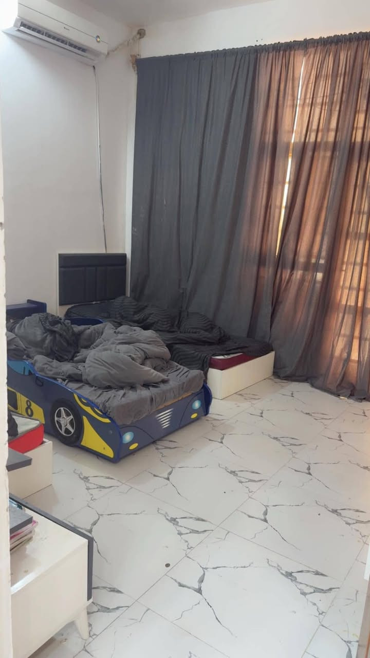 � بيت طابقين للبيع 🏡

✅ يباع عن طريق المبادرة أيضًا – ومناسب للمستلم ماستر كارد.

📍 الموقع: حي الكفاح – الجوبة، على الدجيلي.

🔹 المساحة: 210 م².

🔸 الطابق الأول:

✅ استقبال

✅ صالة

✅ مطبخ

✅ غرفتا نوم

✅ خدمات

✅ حديقة

✅ كراج

🔸 الطابق الثاني:

✅ غرفتا نوم

✅ صالة

📌 مميزات العقار:

✔️ واجهة 10 أمتار.

✔️ أمامه ساحة بمساحة 70 م².

✔️ يطل على شارع خدمي وشارع الحي.

✔️ موقع مميز وهادئ ومناسب للسكن.

📞 للاستفسار والاتصال:***********
