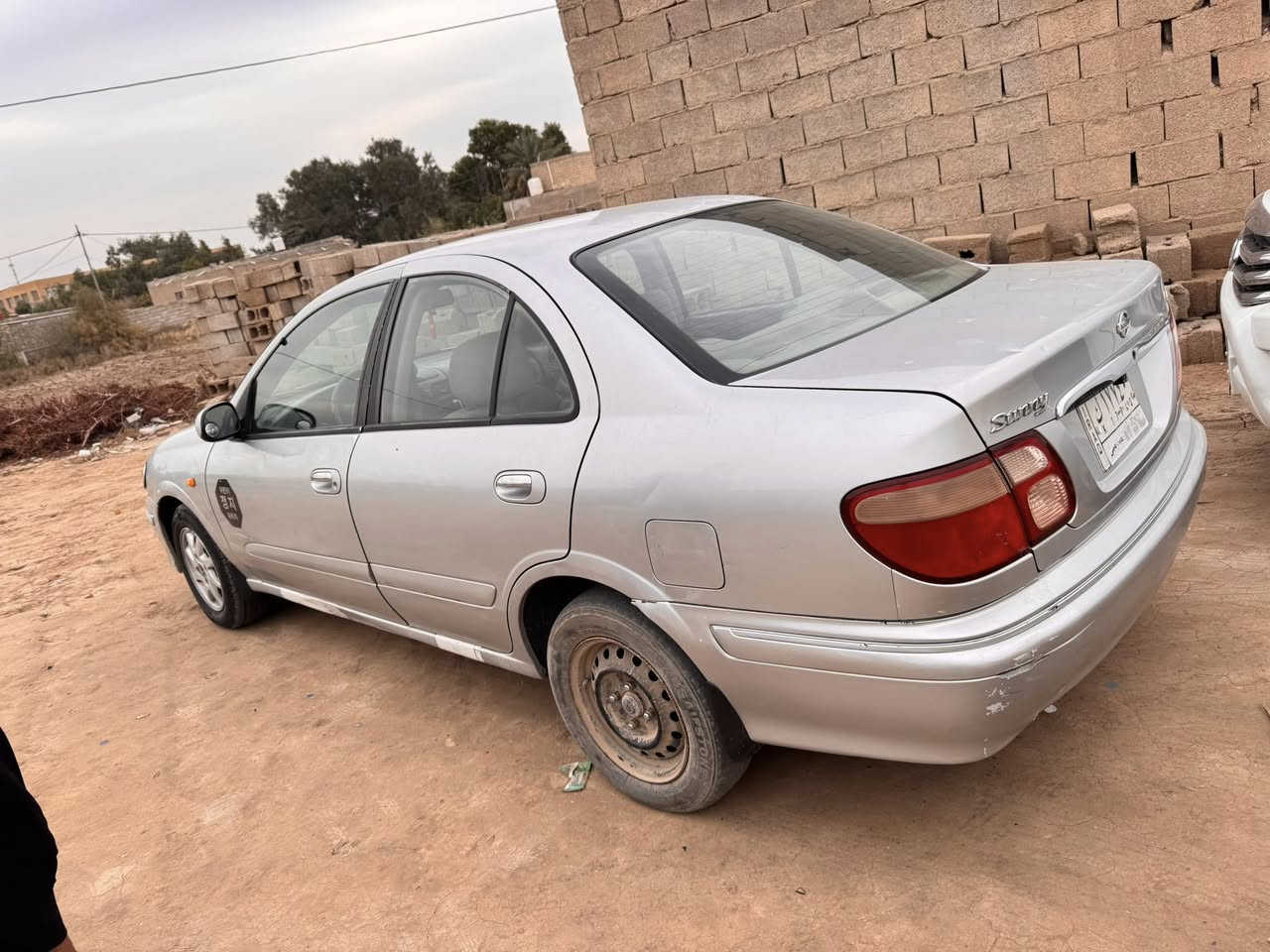 نيسان سني موديل 2000  محورة بيه قطعتين صبغ  مكاني كوت ***********
