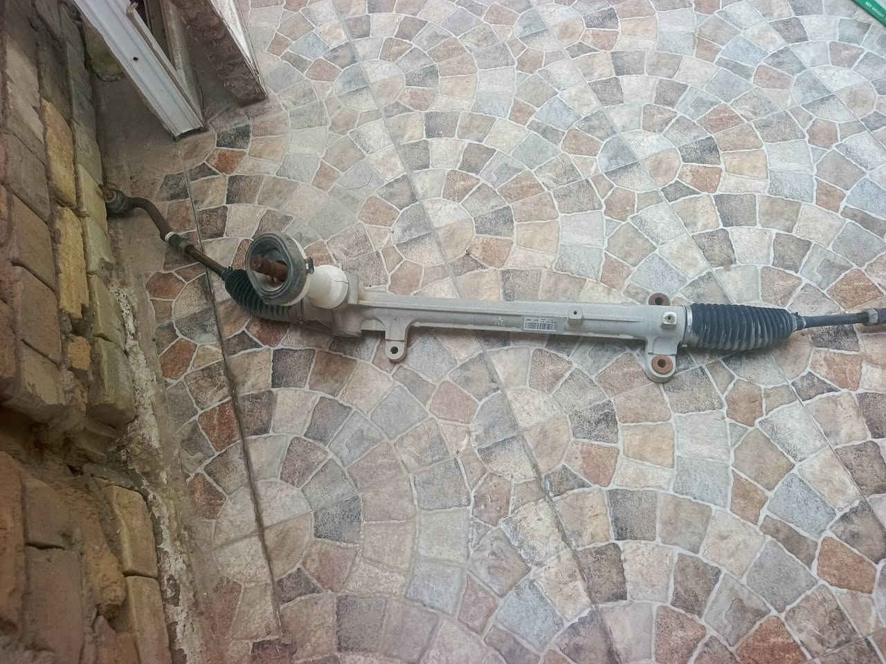 سلام عليكم مشط سورينتو امريكيه  كصه و مسطرة نوزلات 4سلندر بلادي وقاعدة دبل أمامية وغطاء بانزين لاستفسار ***********
