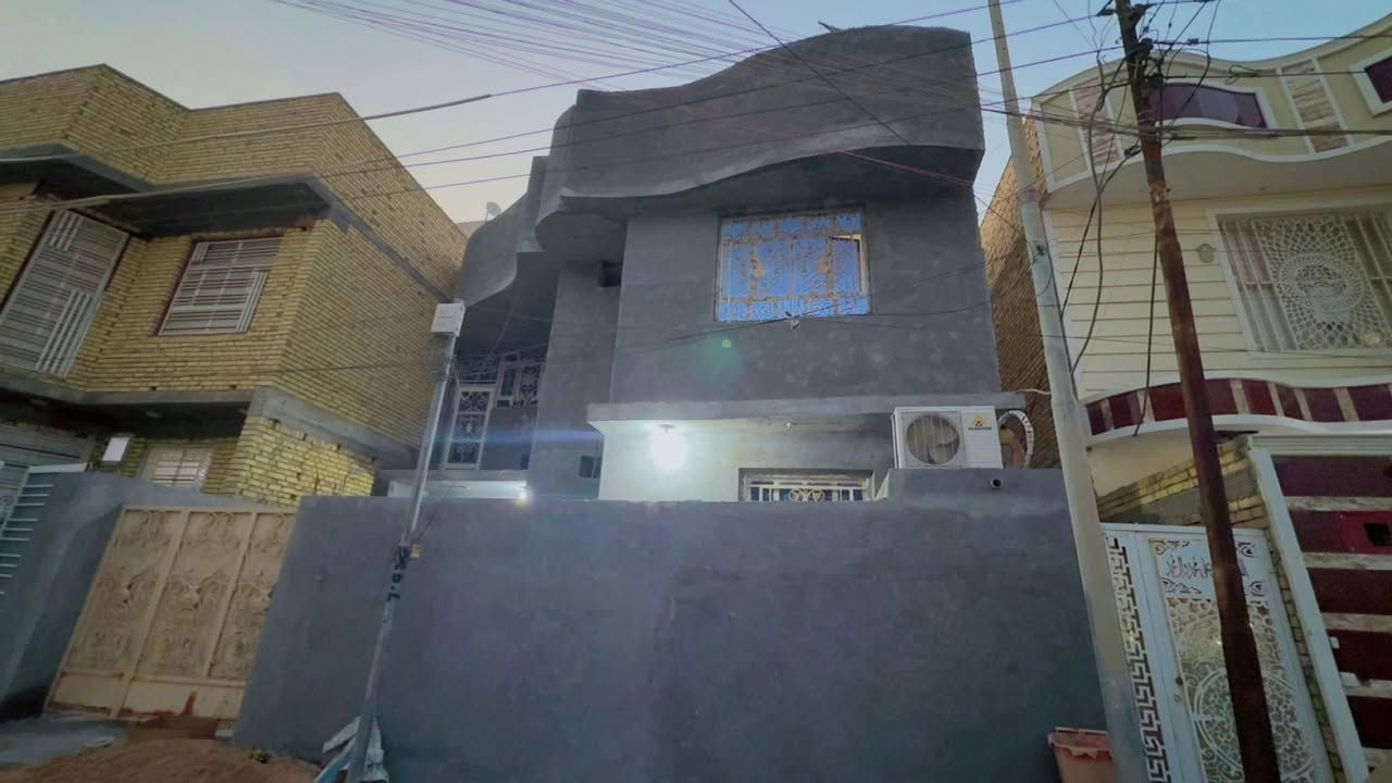 للبيع بيت 200 متر 
حي اور قرب مدرسة الجماهير 
طابقين مسلح حديث 
الطابق الاول ( غرفتين صاله استقبال مطبخ صحيات داخليه وخارجيه مناور عدد 2 كلدور ) 
للاستفسار الاتصال على الرقم ***********
