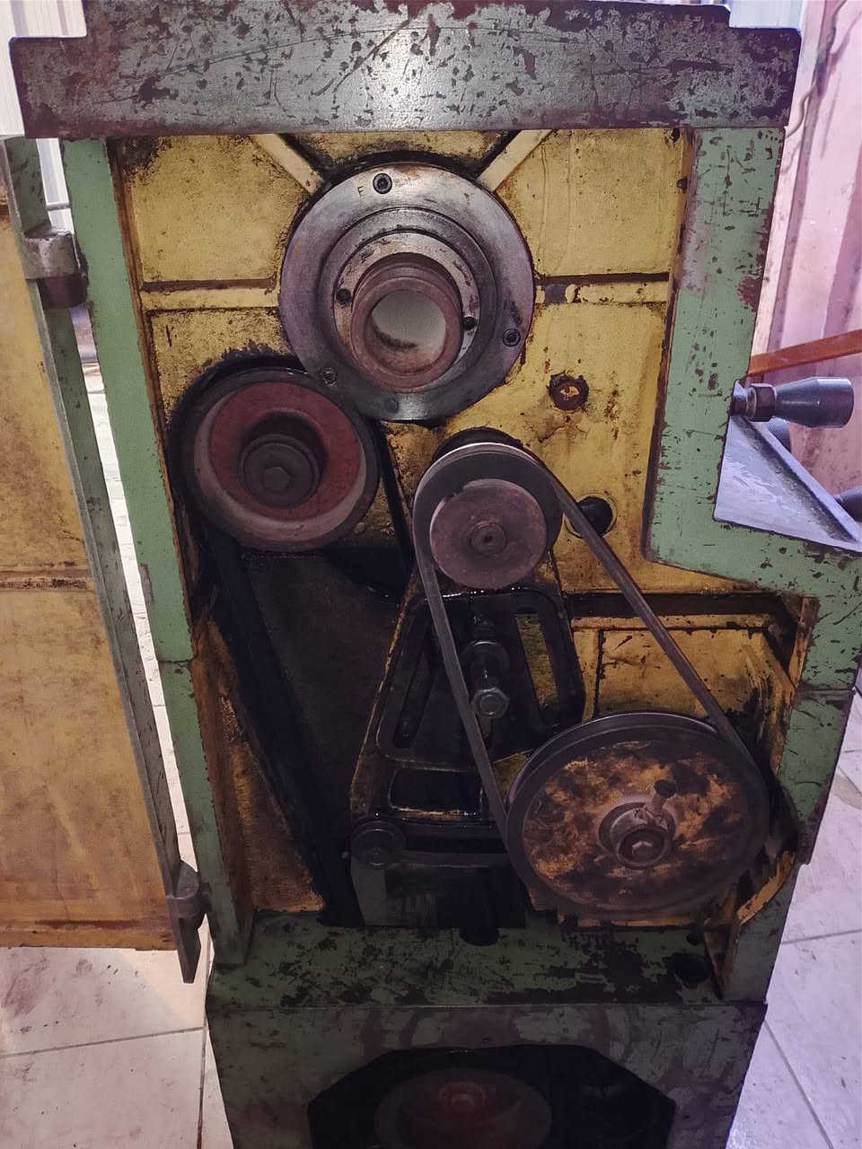 السلام عليكم تورنة للبيع ألماني المنشاء الطول متر ونصف الاستفسار على الواتساب الرقم ***********
