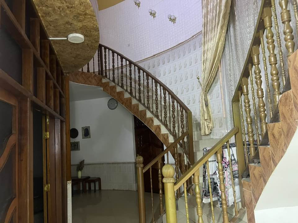 بيت كبير للبيع المساحة ٦٥٠ متر مربع طابو زراعي سند 25 تحويل مباشر 
الرمادي منطقة الجمعية بستان الشيخ محمد مناجد مقابل مطعم حجي زياد. قرب جامع اهل البيت عرض الشارع ١٥ متر  واجهة البيت ٢٥ متر 
للاستفسار ***********.
