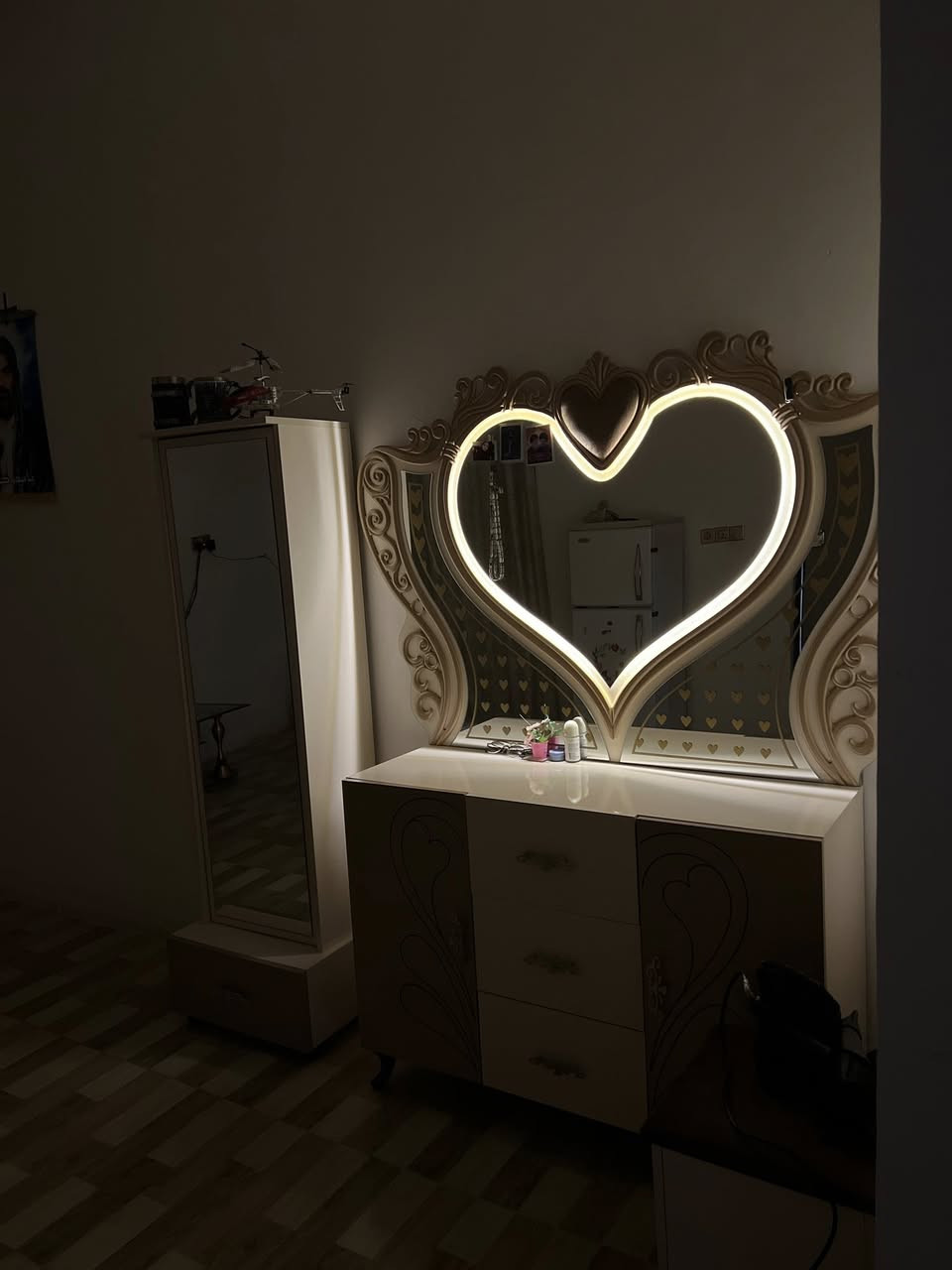 سلام عليكم. غرفه تركي حلوه وشوفت عينك ام 6.  هاي ملحقات غرفه كامله مثل ماتشوف بصوره وبعد انضف 800 وبيها مجال.   ناصريه مركز حي تضحيه.    ***********
