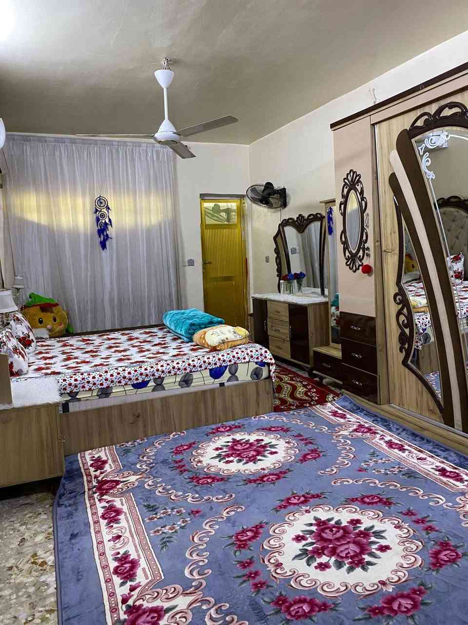 السلام عليكم
نص قطعة «(63)» متر
 في قطاع(61)طابقين ونص 
تحتوي على 3 غرف +مرافق صحية 3 +مطبخ حار+ مطبخ بارد 
للأستفسار /*********** / ***********
