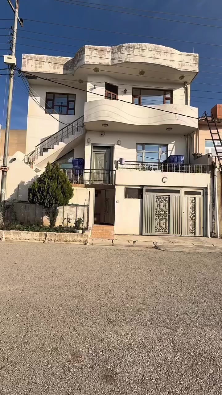 🌙 خانووی خەونەکانت لێرەیە! 🏡

ئەگەر بەدوای خانوویەکی جوان، ئارام و لە شوێنێکی بەرز و خۆش دەگەڕێیت، ئەم هەڵبژاردەیە بۆ تۆ دروستکراوە!

✨ تایبەتمەندییەکان:

 • 🏢 ٣ نهۆم
 • 📏 رووبەر: ١٦٠ مەتر
 • 🌿 بەرامبەر باخچەیەکی جوان و سەوز
 • 📍 لە شوێنێکی بەرز و خۆش لە گەرەکی تافگە
 • 💰 نرخێکی زۆر هەرزان بەرامبەر بە شوێن و تایبەتمەندییەکان

👈 ئەو خانووە گونجاوە بۆ ژیانێکی ئارام، هەوا پاک و دیمەنێکی خۆش لە بەرامبەر باخچە. هەروەها هەڵبژاردەیەکی باشە بۆ وەبەرهێنان چونکە نرخەکەی لەبەرزبوندایە .

📞 بۆ زانیاری زیاتر و بینینی خانووەکە، پەیوەندی بکە!
☎️ ***********

💵 بۆ زانینی نرخەکەی تەنها کۆمێنت بنوسە 

💥 خانوویەکی باش بە نرخێکی گونجاو — دەرفەتەکە لەدەست 
مەدە

ناونیشانی نوسینگە / سلێمانی گەرەکی تافگە - بەرامبەر بنکەی پۆلیسەکە
