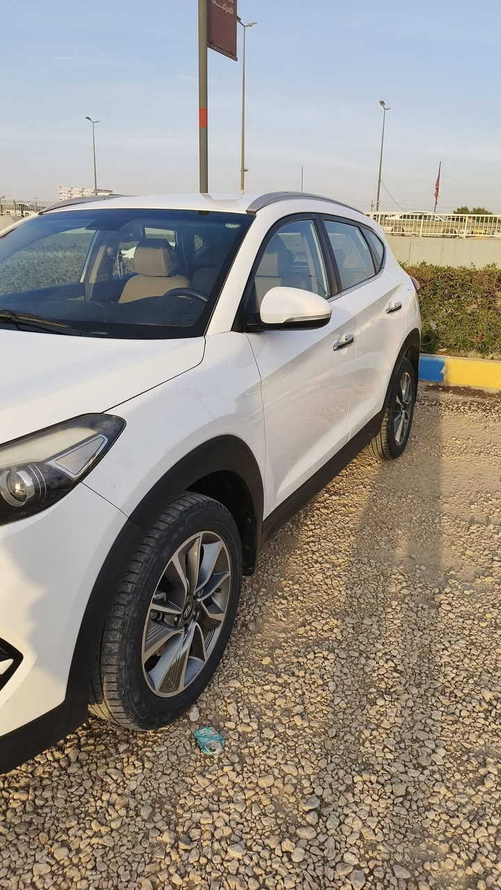 للبيع سيارة توسان خليجي ٢٠١٨باسم شركة الراوي 
محرك ٢٠٠٠ رقم اربيل نظيفة جدا 
المواصفات 
فول تحكم استيرن
كشن كهربائي السائق 
لد نهاري
مري شفط
اشاير مري
بردة خلفية
تبريد قطعتين 
كاميرا خلفيه
حساسات خلفيه
ثلاث وضعيات للقيادة 
المكان النجف الاشرف
السعر 180 وبيه مجال
موبايل ***********
