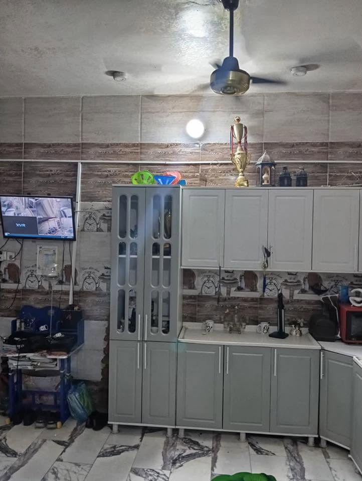 نص قطعة مساحة٥٥ متر قطاع ١ غرفة صاله واسعة استقبال معزول  بناء مسلح ماعدا الغرفة سندويج بنل السعر ١١٠ ومن الله التوفيق ***********  اذا اكو مراوس بمساحة اكبر انطي فرق
