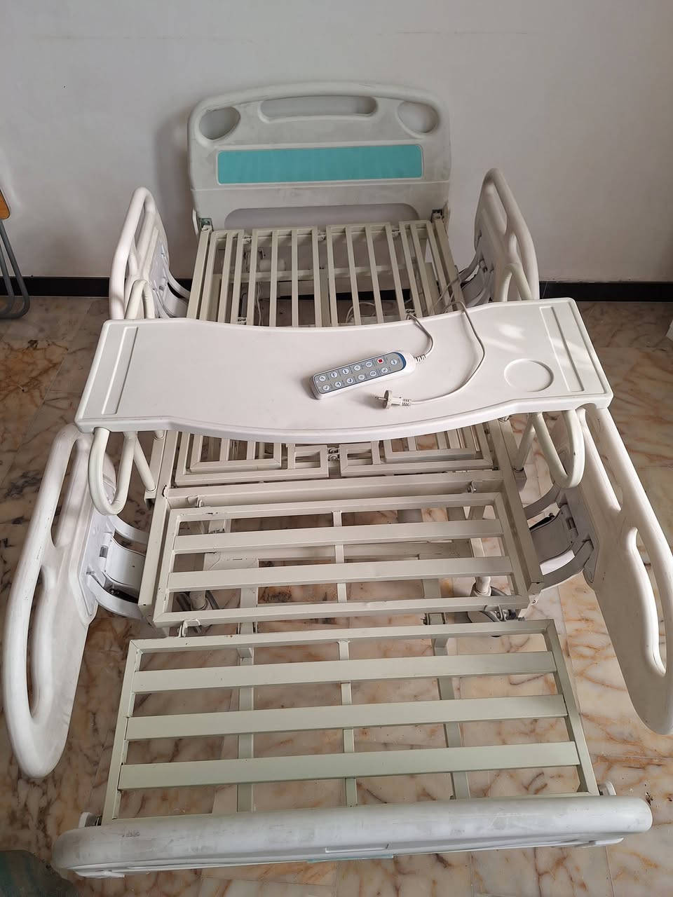 للبيع سريرطبي كهربائي ريمونت كونترول حركات مستخدم كم يوم فقط بسعر ٦٠٠ الف ٠ ***********
