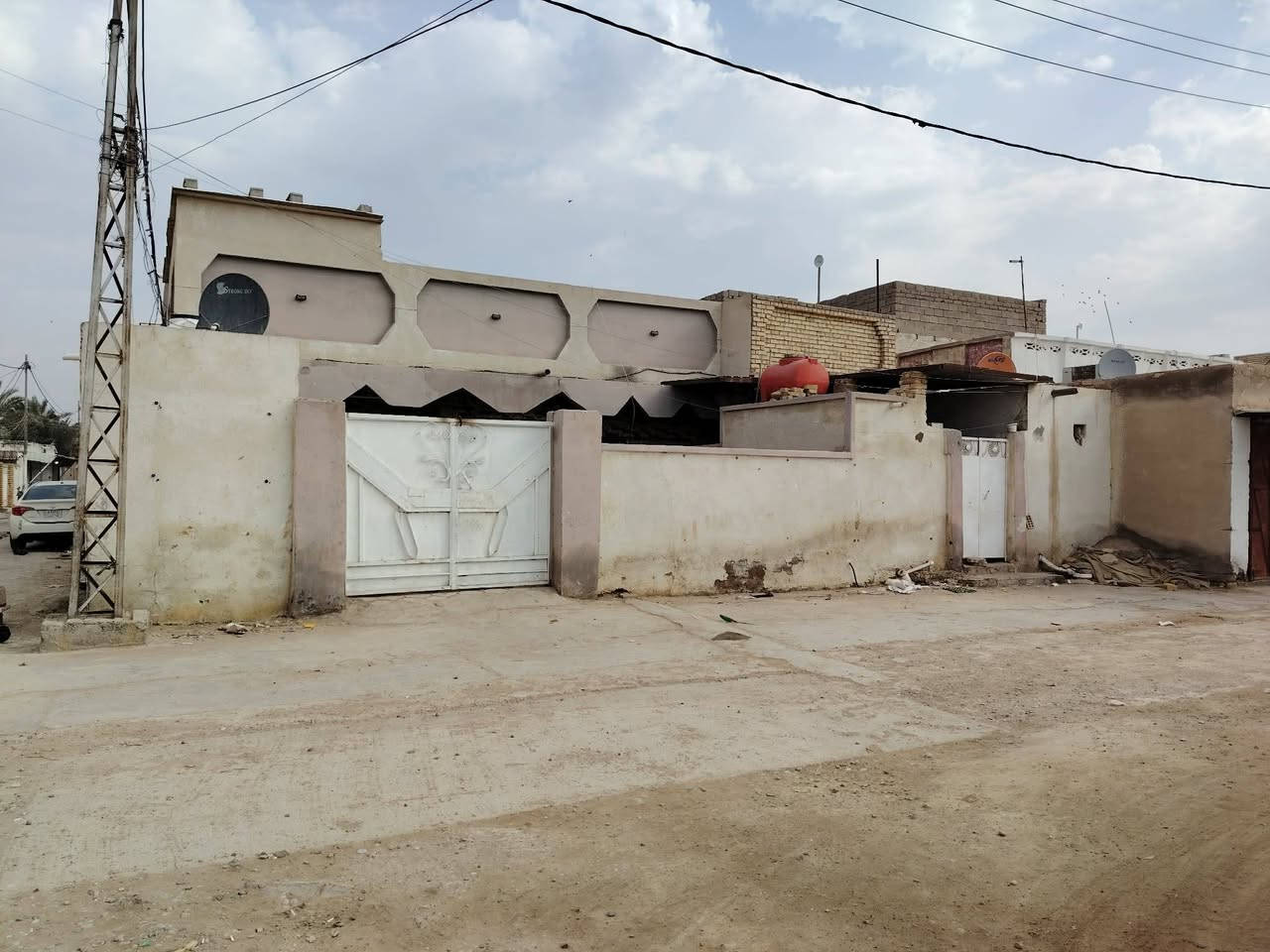 بيت مع مشتمل للبيع المساحه 300 م ركن خلف مستشفى الشهيد فيروز يتكون من ثلاث غرف نوم واستقبال وهول داخلي و مطبخ صحيات داخليه وصحيات خارجيه 
للاستفسار. الاتصال على الرقم ***********
