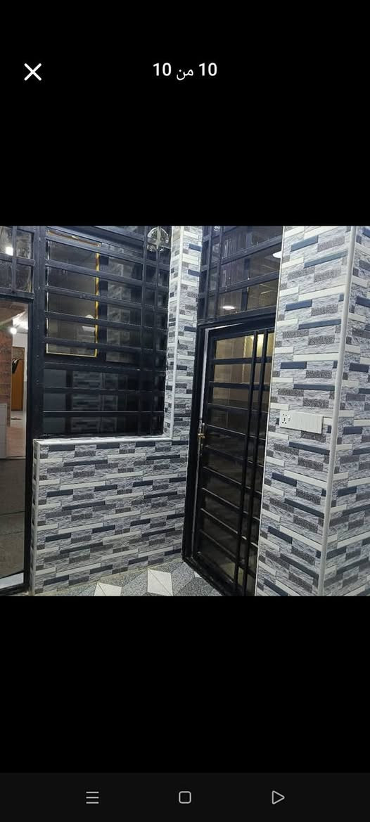 بيت جوه سعره. متوزاي عليه عدنه مريض السعر من 66الى 63.  مساحة البيت 135متر طابق واحد صبابه مسلح طابوق جمهوري. الواجهيه 7والنزال 23. بي غرفتين وصاله واستقبال ومطبخ ومنور ثنين وتخاريج داخليه وخارجيه البيت كله سقف ثنوي وسراميك وبورسيلين. صار 7اشهر من كمل. شراي راسل ***********. عنوان شارع المطار الجديد قرب مول جدو
