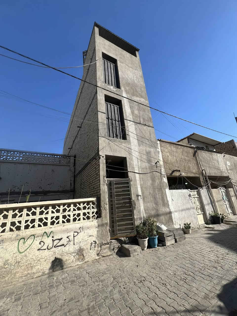 سلام عليكم بيت لبيع مساحه 53متر يحتوي ع ثلاث طوابق 
مشتمل طابق ارضي معزول وشقتين فوك درج خارجي بناء جديد كل طابق يحتوي ع هول مفتوح ع مطبخ نظام تركي وحمام وغرفه واسعه 
كلهن نفس نظام 
العنوان حي القاهره شارع المدارس صاير بل فرع 
رقم صاحب الدار 
السعر 200 مليون 
عرض فرع ٦ متر
***********
