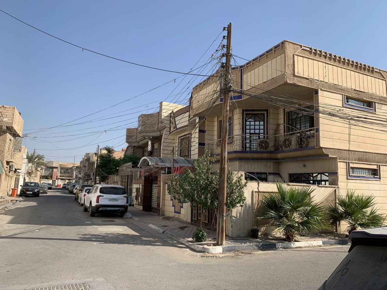 السلام عليكم (انا صاحب الدار لامكتب ولا مروج )دار للبيع  مساحه 150متر طابقين  طابو ملك صرف  ركن  ملحق التعاون شارع الملعب الدولي مجاور مدرسه الميزان يحتوي على 5 غرف نوم اضافه الى استقبال واسعه ومطبخ وصاله واسعه اضافه الى حمامات في الطابق العلوي والسفلي وخارجيه ايضا مع امكانيه بناء غرفه سادسه في الطابق الثاني 
يبعد عن الامام٣كيلو 

سعر/325 قابل للتفاوض 

للاستفسار:***********
واتس اب:***********

ملاحضه:اناصاحب المنزل ولست مكتب عقاري ✨
